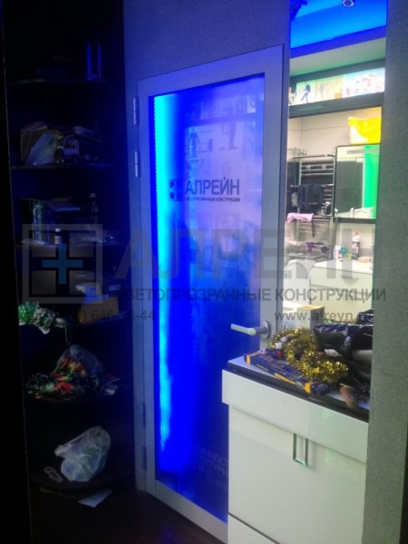 Алюминиевая дверь с торцевой подсветкой стекла